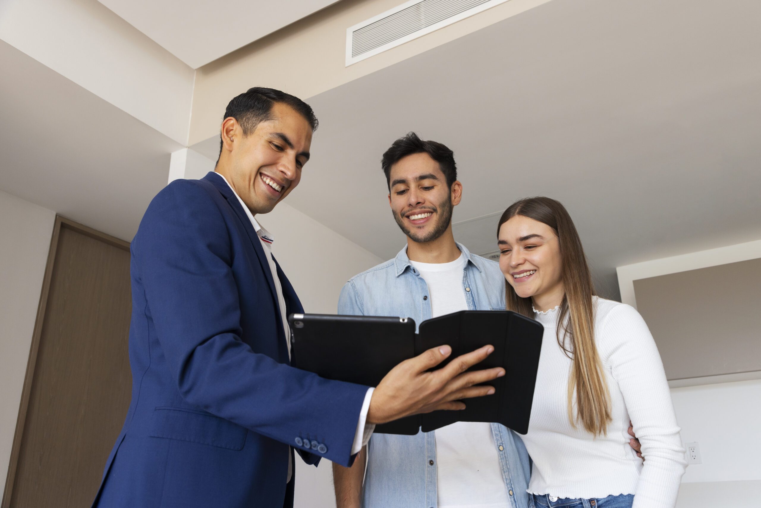 casal-de-tiro-medio-conversando-com-agente-imobiliario